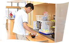 調理スタッフが、栄養管理を行った食事を施設内でお作りしています。