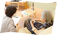 おやつの時間には、入居者の皆様がリビングダイニングに揃われます。一緒に席に着いてお話する等、他の入居者の皆様や職員たちとコミュニケーションをとる機会にもなっています。