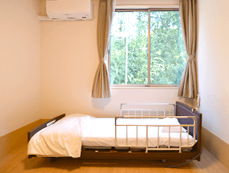 豊かな自然を臨み光が差し込む明るい部屋